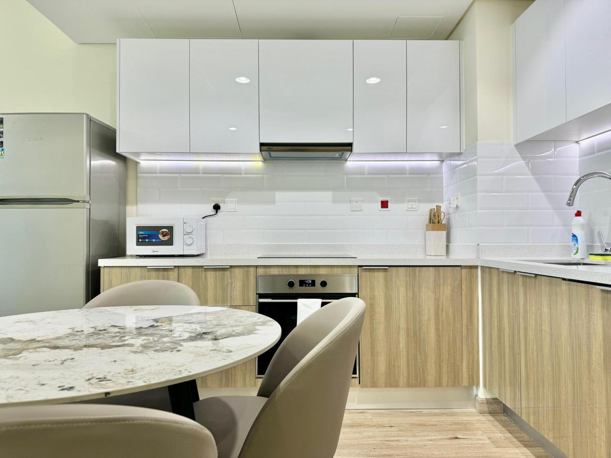 1 Bedroom With Beautiful View In Marina Apartment *